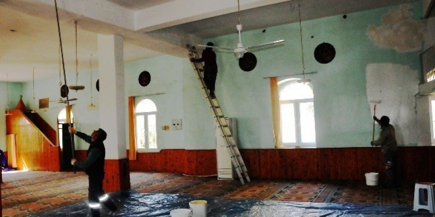 Erdemli Belediyesi’nden camilere boya hizmeti