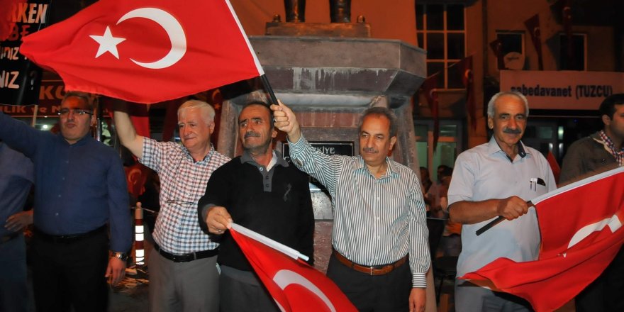 Şehit babası her akşam demokrasi nöbeti tutuyor