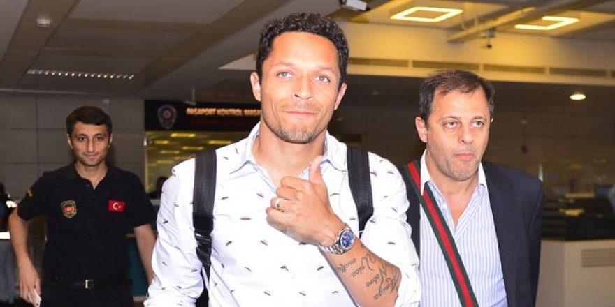 Beşiktaş Adriano ile anlaştı