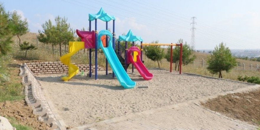 Hırsızlar çocuk parkındaki salıncakları çaldı