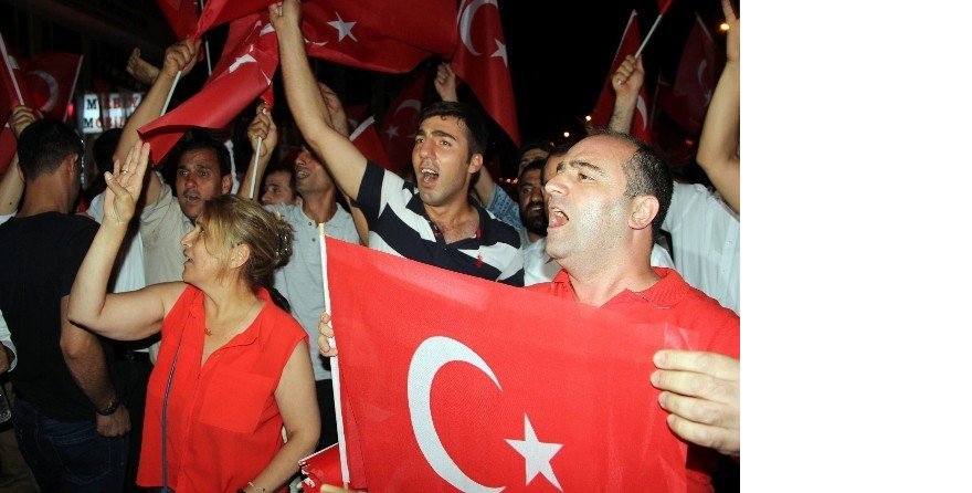 Diyarbakır’da demokrasi nöbetinde 65 bin Türk bayrağı dağıtıldı