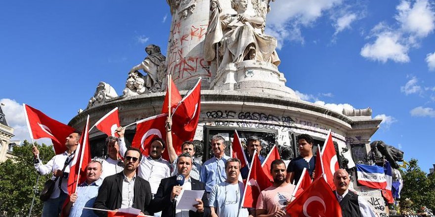 Paris'te FETÖ'nün darbe girişimi kınandı