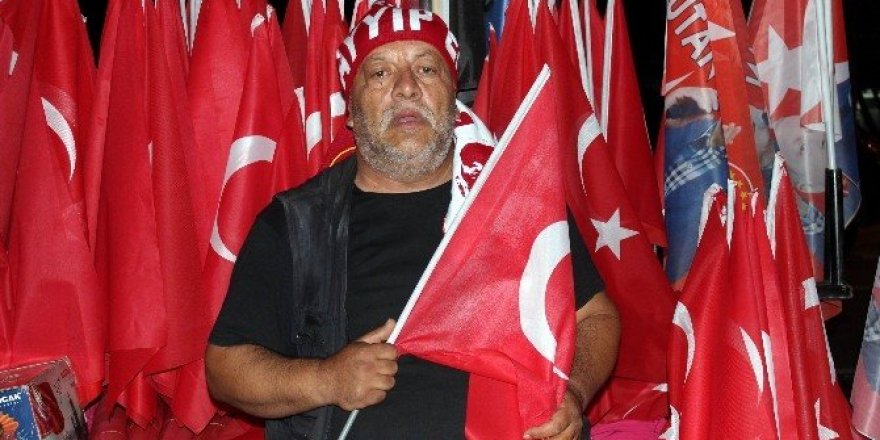 Sattığı her bayrak için gözyaşı döküyor