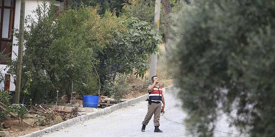 Aranan darbeci askerler silah zoruyla ekmek çaldı