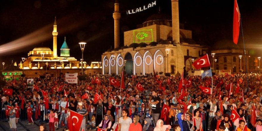 Konya'da 'demokrasi nöbeti' sürüyor