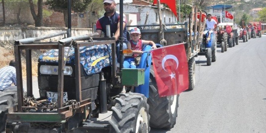 İzmir’de demokrasi için çiftçiler traktörleri ile konvoy yaptı