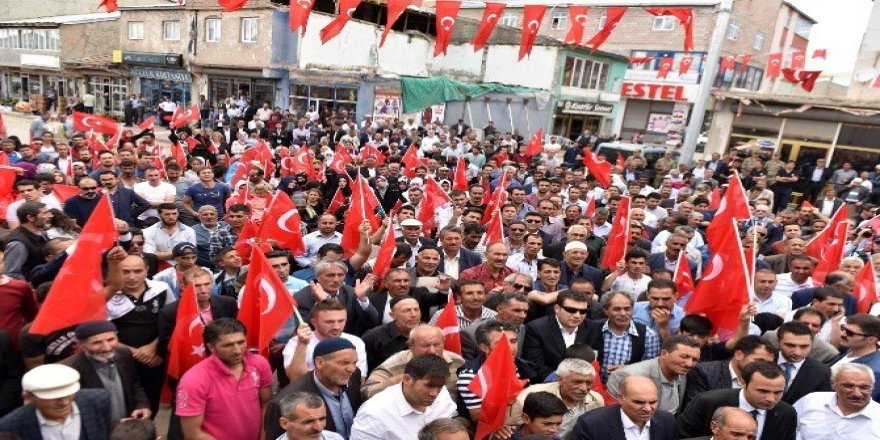 Karayazı istiklal yürüyüşü ve demokrasi mitingiyle coştu