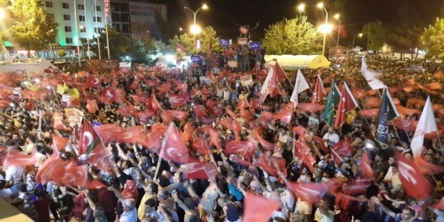 Adıyaman’da demokrasi nöbeti il ve ilçelerde sürüyor