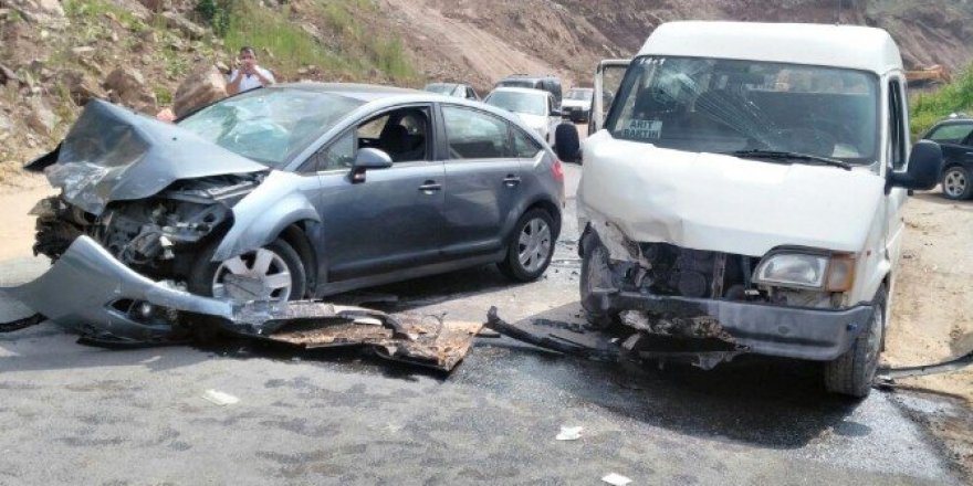 Bartın’da otomobil ile minibüs çarpıştı: 7 yaralı