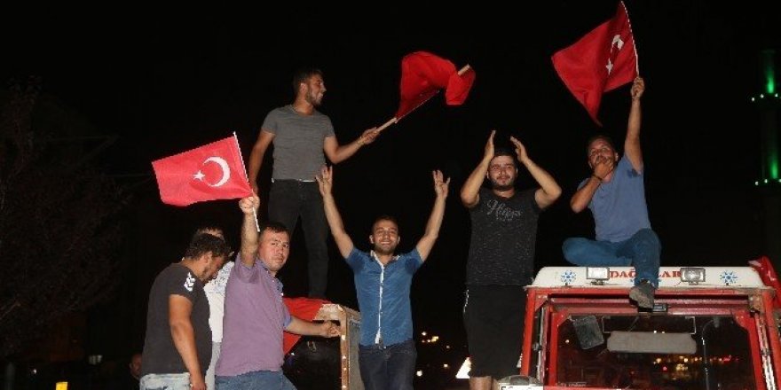 Darbe girişimine traktörlü tepki