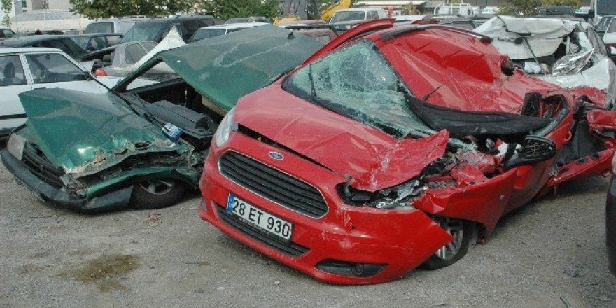 Darbeci askerlerin tanklarla ezdiği araçlar, otoparka çekildi