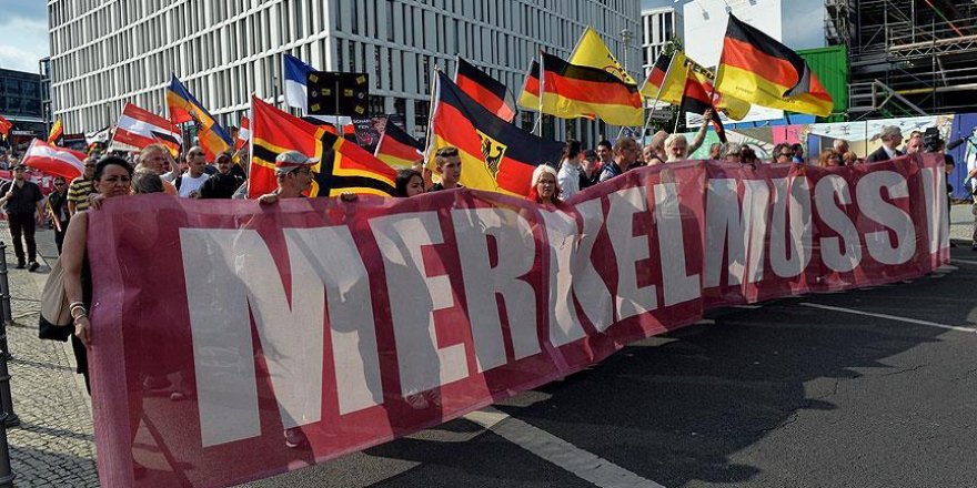 Berlin'de ırkçılar ve karşıtları gösteri yaptı
