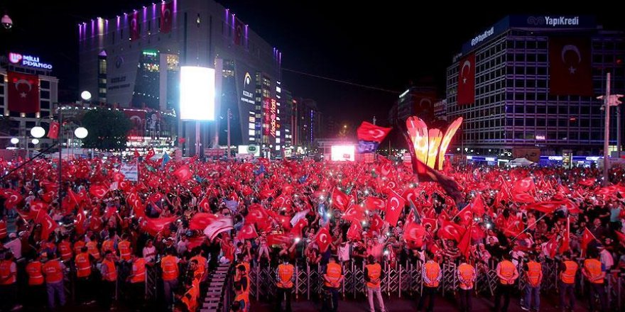 Meydanlarda 'demokrasi nöbeti' devam ediyor