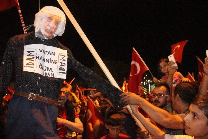 Fetullah Gülen kuklasını astılar