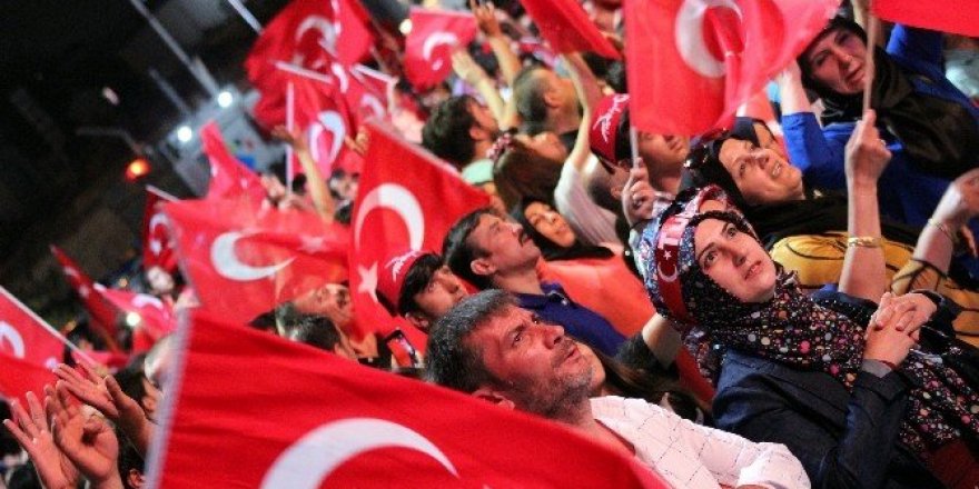 İstanbulluların demokrasi nöbeti sürüyor