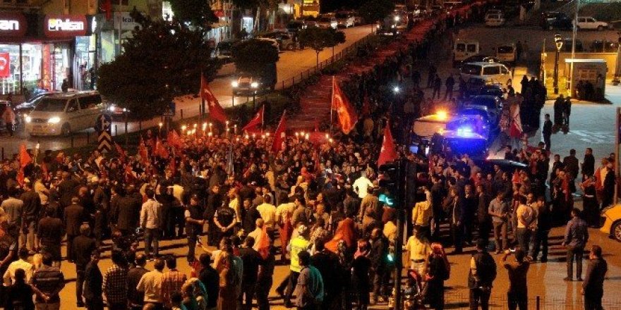 Erzurum’da 500 metre uzunluktaki bayrakla “Bayrak yürüyüşü” düzenlendi