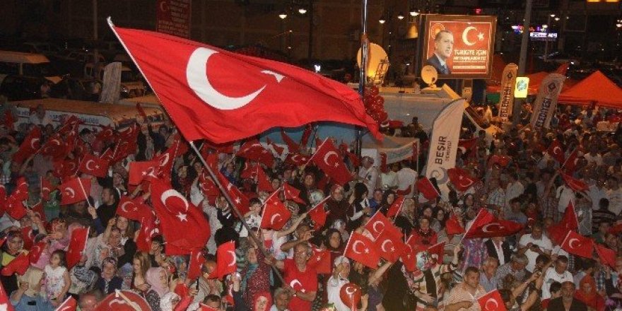 Rize’de demokrasi nöbeti sürüyor…