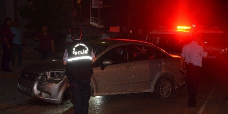 Polis ateş ederek kaçan şahısları arabalarına çarparak durdurdu