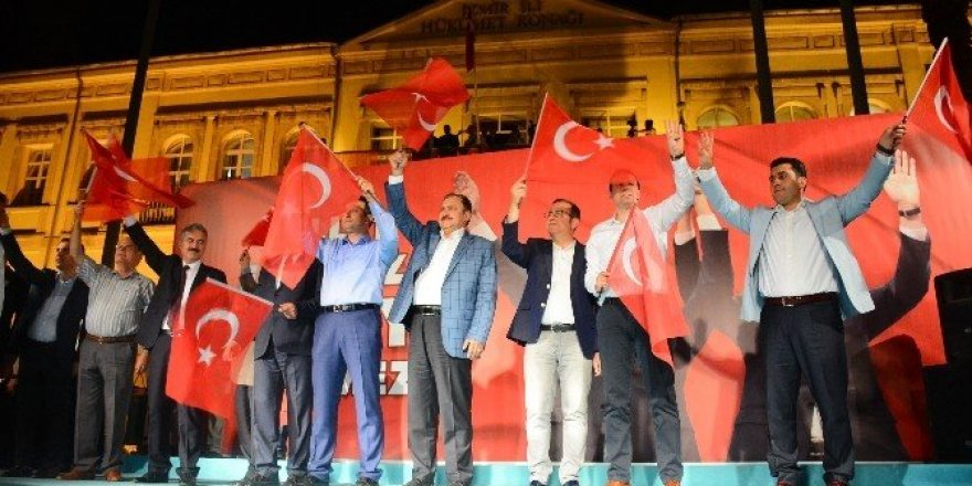 Bakan Eroğlu İzmirlilerle demokrasi nöbetinde