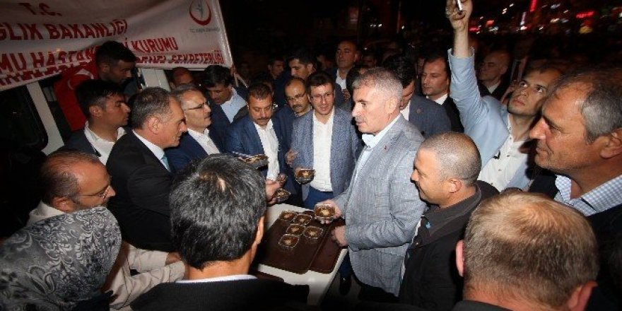 Bakan Ağbal memleketinde demokrasi nöbetinde