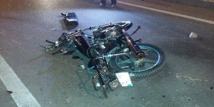 Çarptığı otomobilin bagajına girdi