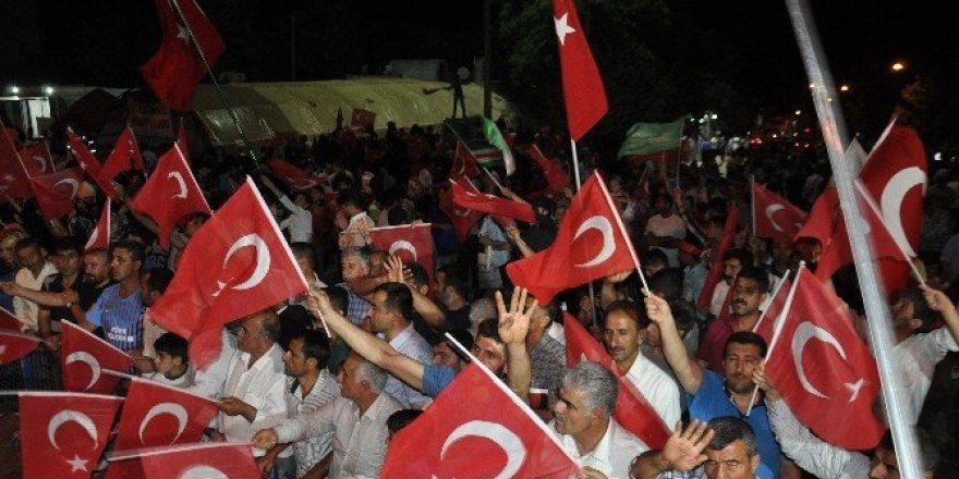 Demokrasi nöbetinde Cumhurbaşkanına yazdığı şiiri okudu