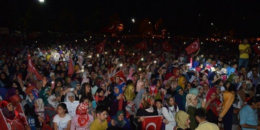 Diyarbakır’daki demokrasi nöbeti coşkuyla devam ediyor