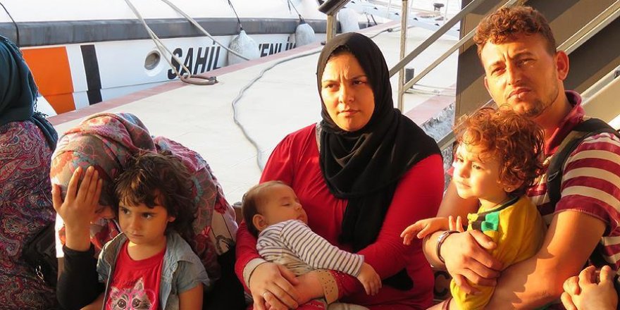 Batmak üzere olan teknedeki sığınmacılar kurtarıldı