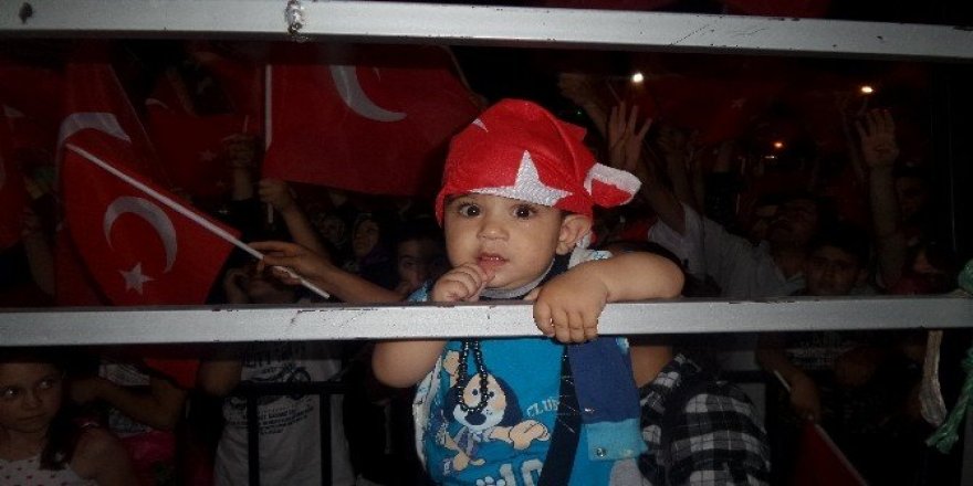 Demokrasi nöbetçilerinden Hakkari şehitlerine vefa örneği