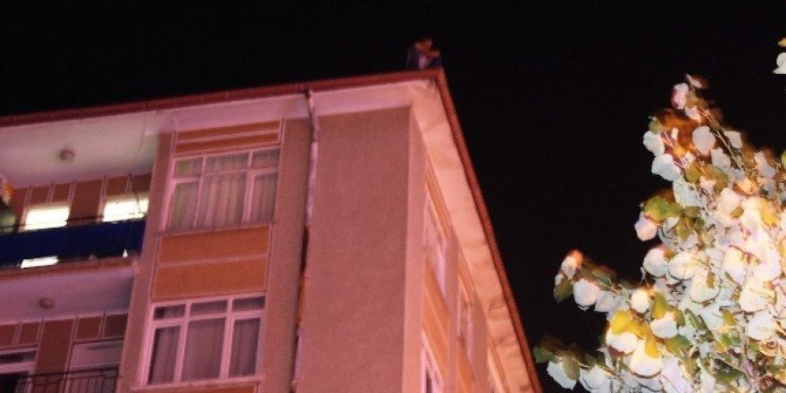 Polis, arabuluculuk yaparak intihar etmek isteyen kişiyi çatıdan aldı
