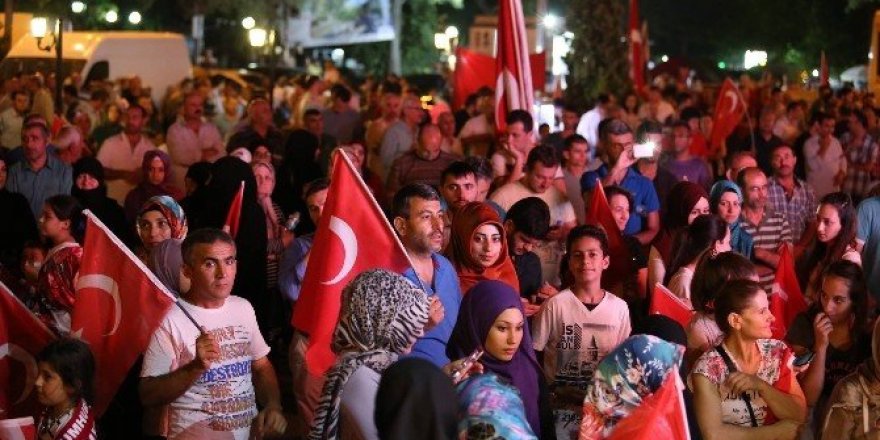Topçu nöbet tutan vatandaşlara seslendi