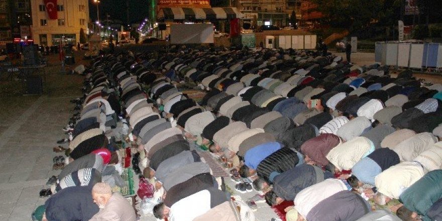 Yozgat’ta 3 bin kişi Cumhuriyet Meydanında sabah namazı kıldı