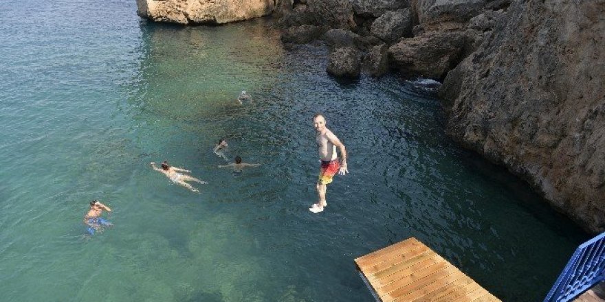 Falezlerdeki ahşap halk plajına yoğun ilgi