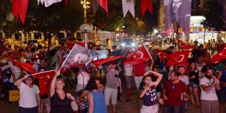 Muratpaşa’da şarkılar Cumhuriyet ve demokrasi için söylendi