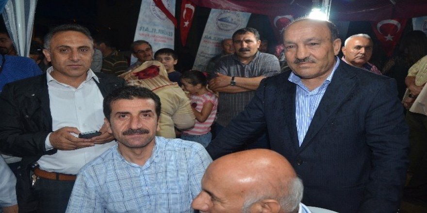 Es Ağrılılar’dan demokrasi nöbetine destek