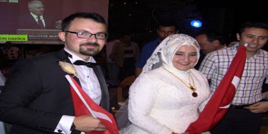 Demokrasi nöbetinde gelin ile damat
