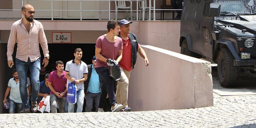 İzmir'deki FETÖ soruşturmasında 25 şüpheli adliyede