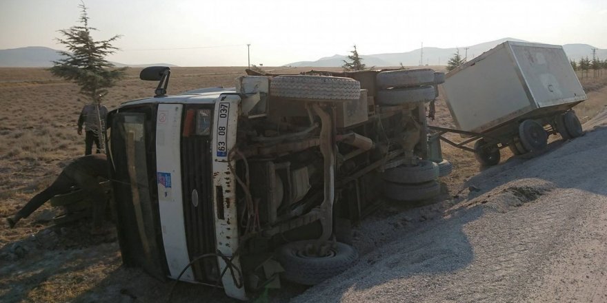 Kulu’da iş makinesi devrildi