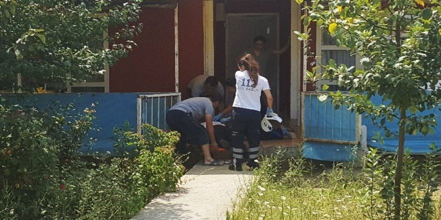 Eşiyle tartıştı, kendini bıçakladı
