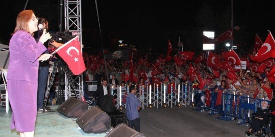 Fatma Şahin: "Kandile atmadığı bombayı Cumhurbaşkanımıza atmaya geldiler hain şerefsizler"