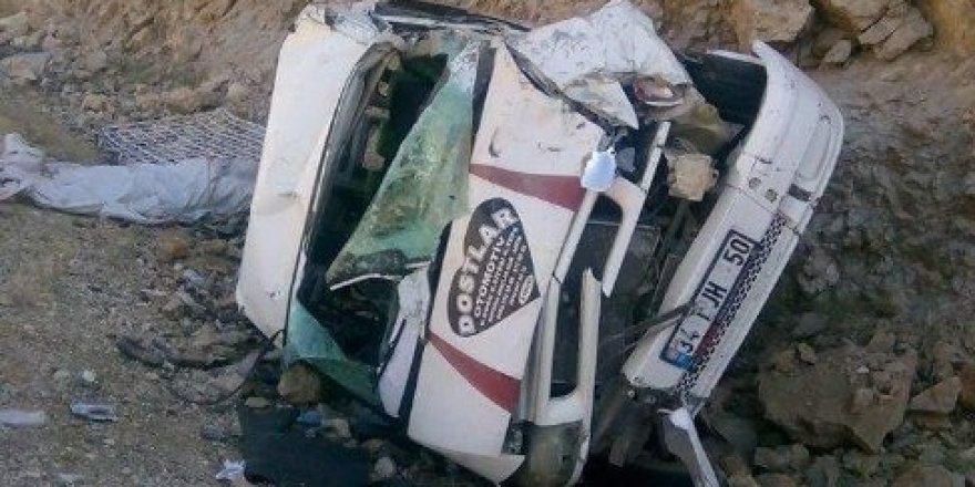 Mevsimlik işçileri taşıyan minibüs devrildi: 16 yaralı
