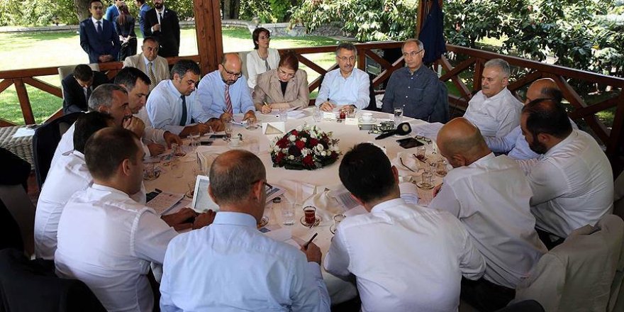 'Silahlı darbe girişimine pabuç bırakmadan dimdik ayaktayız'