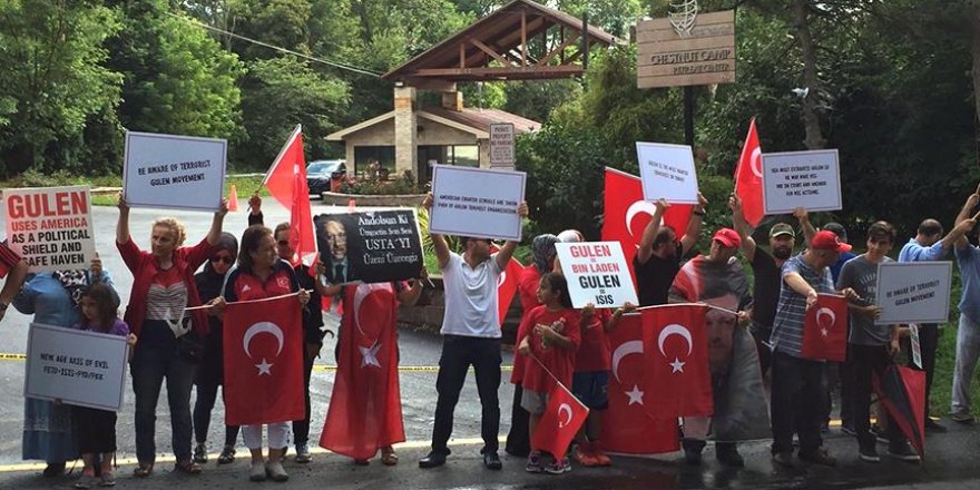 FETÖ elebaşı, ABD'deki malikanesi önünde protesto edildi