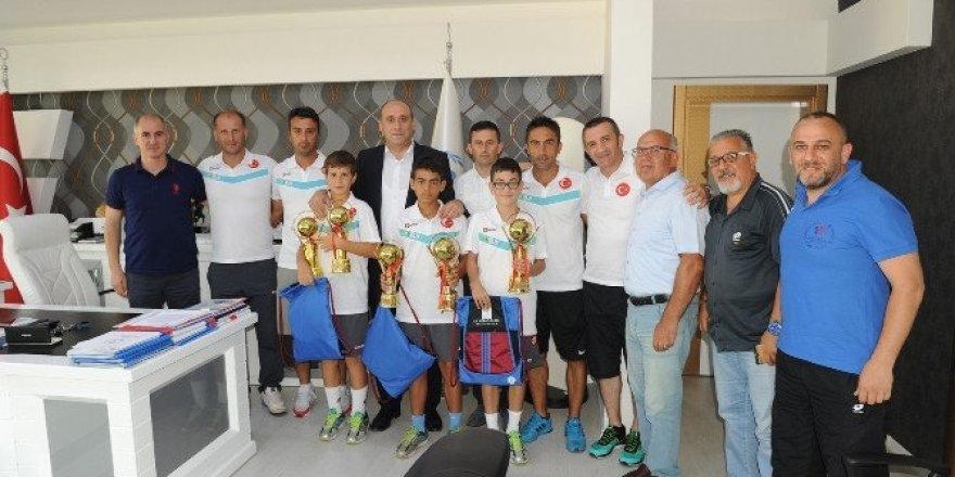 Şampiyon tenisçiler, Gençlik Hizmetleri ve Spor İl Müdürlüğü’nü ziyaret ettiler