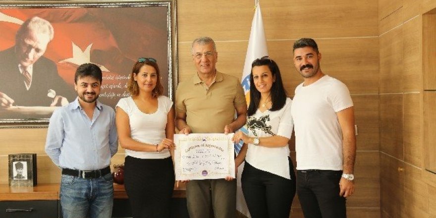 Mersina Halk Oyunları Prag’da ödül ile döndü