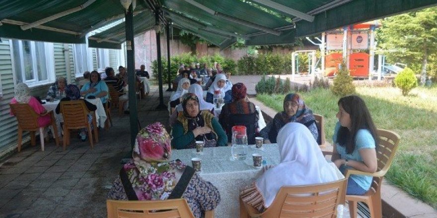 Yaşlılar,şehitler için mevlüt okuttu