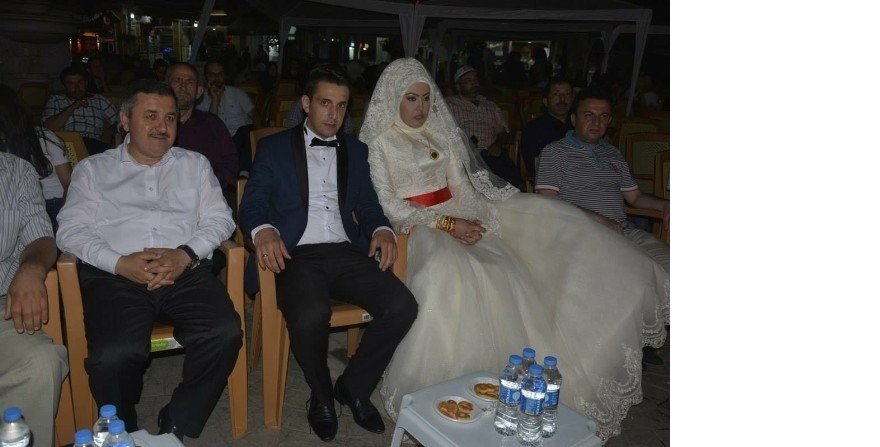 Düğünden çıkıp demokrasi nöbetine geldiler