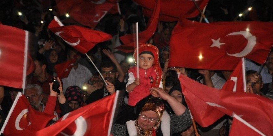 Sivas’ta demokrasi nöbeti devam ediyor