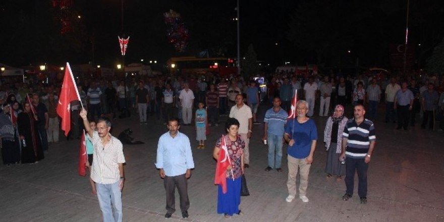 Demokrasi bekçileri şehitler için üzüldü