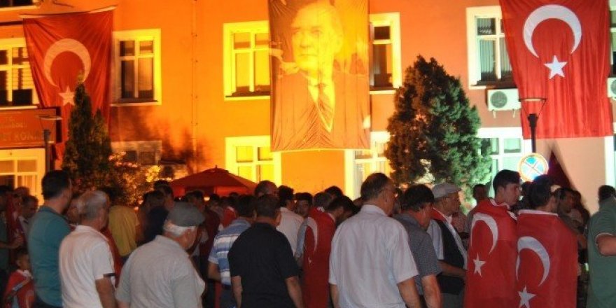 Hayrabolu’da demokrasi nöbeti devam ediyor